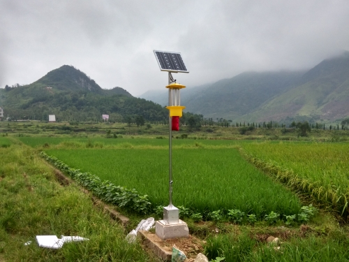 太阳能频振式杀虫灯更换灯管图解